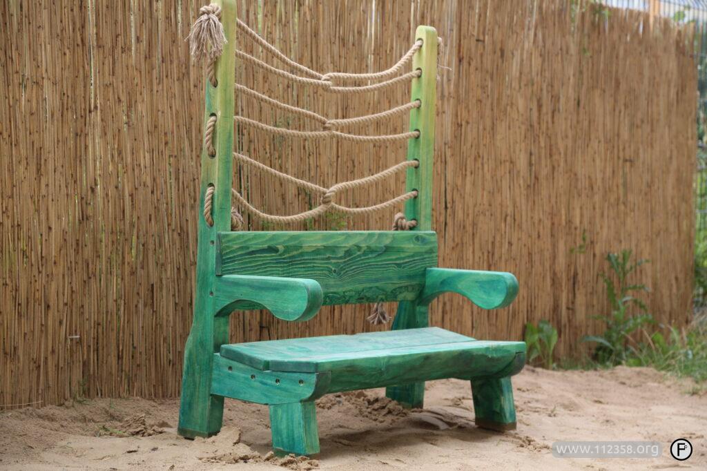 drewniana_laweczka_z_linami_na_plac_zabaw-3